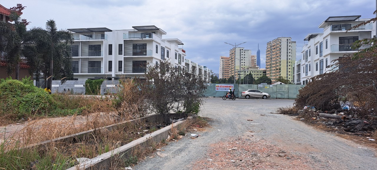 Đường đứt qu&atilde;ng, nhếch nh&aacute;ch trong hai khu đ&ocirc; thị ở TP.HCM - Ảnh 3.