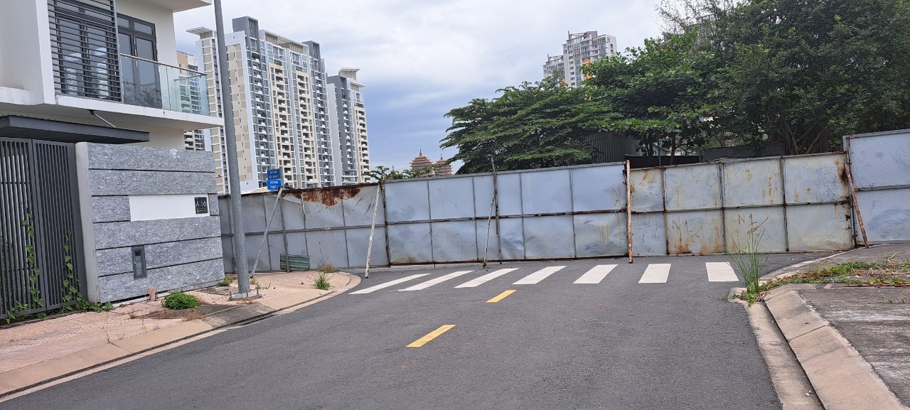 Đường đứt qu&atilde;ng, nhếch nh&aacute;ch trong hai khu đ&ocirc; thị ở TP.HCM - Ảnh 4.