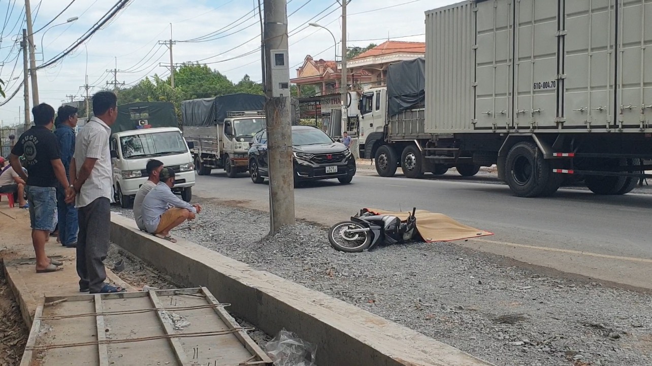 Xe tải va chạm xe m&aacute;y,  người đ&agrave;n &ocirc;ng bị c&aacute;n tử vong thương t&acirc;m - Ảnh 1.