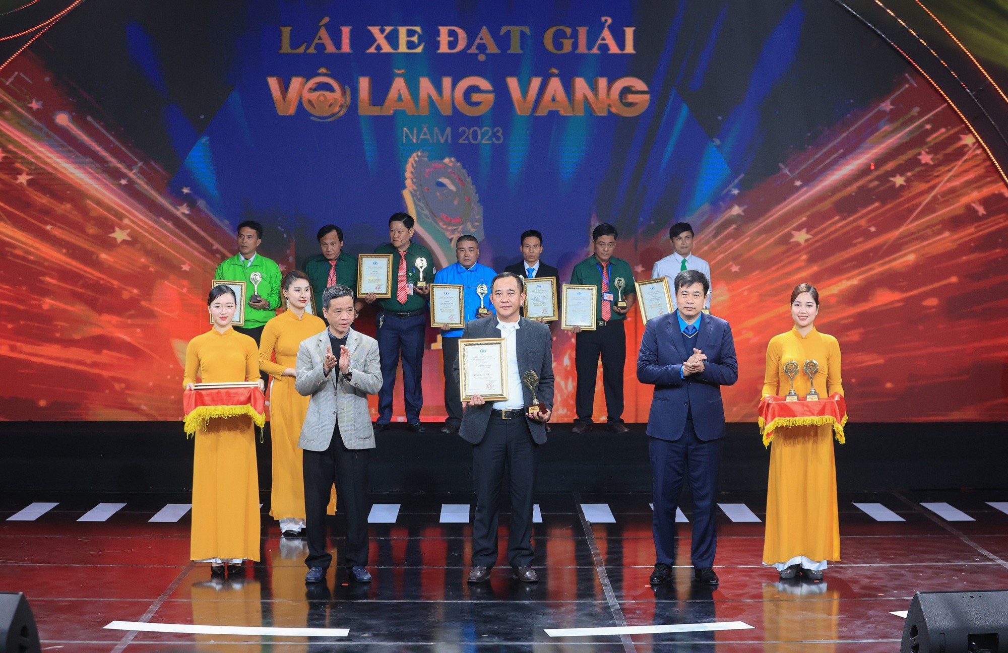 V&ocirc; lăng v&agrave;ng 2023: T&ocirc;n vinh l&aacute;i xe, doanh nghiệp an to&agrave;n, c&oacute; t&acirc;m - Ảnh 4.