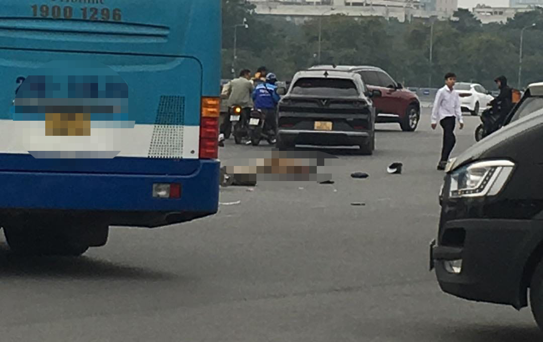 Va chạm với &ocirc; t&ocirc; trước SVĐ Mỹ Đ&igrave;nh, một người đi xe m&aacute;y tử vong - Ảnh 1.