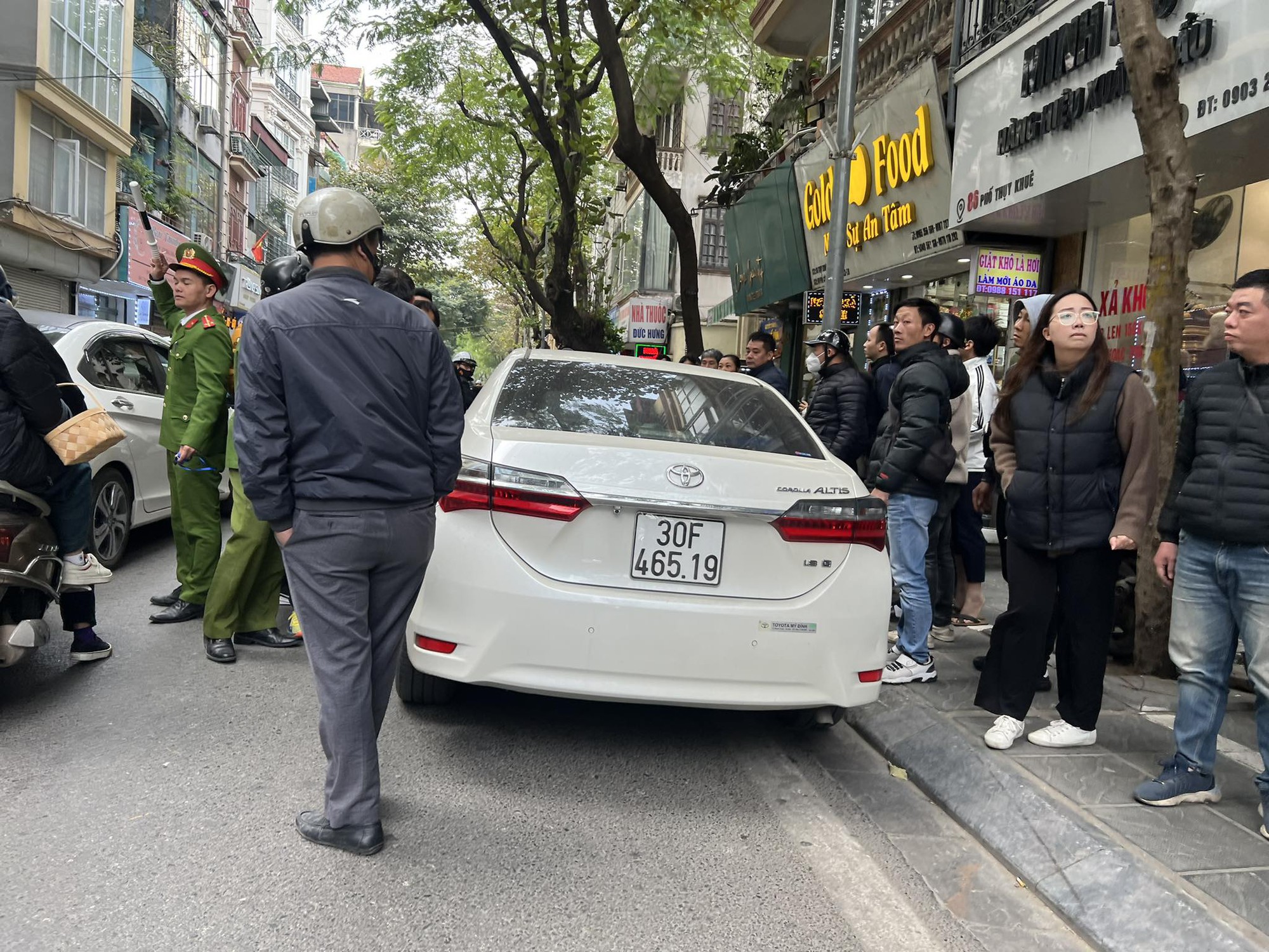 T&agrave;i xế c&oacute; biểu hiện say xỉn t&ocirc;ng xe m&aacute;y chở 5 người rồi cố thủ tr&ecirc;n xe - Ảnh 2.