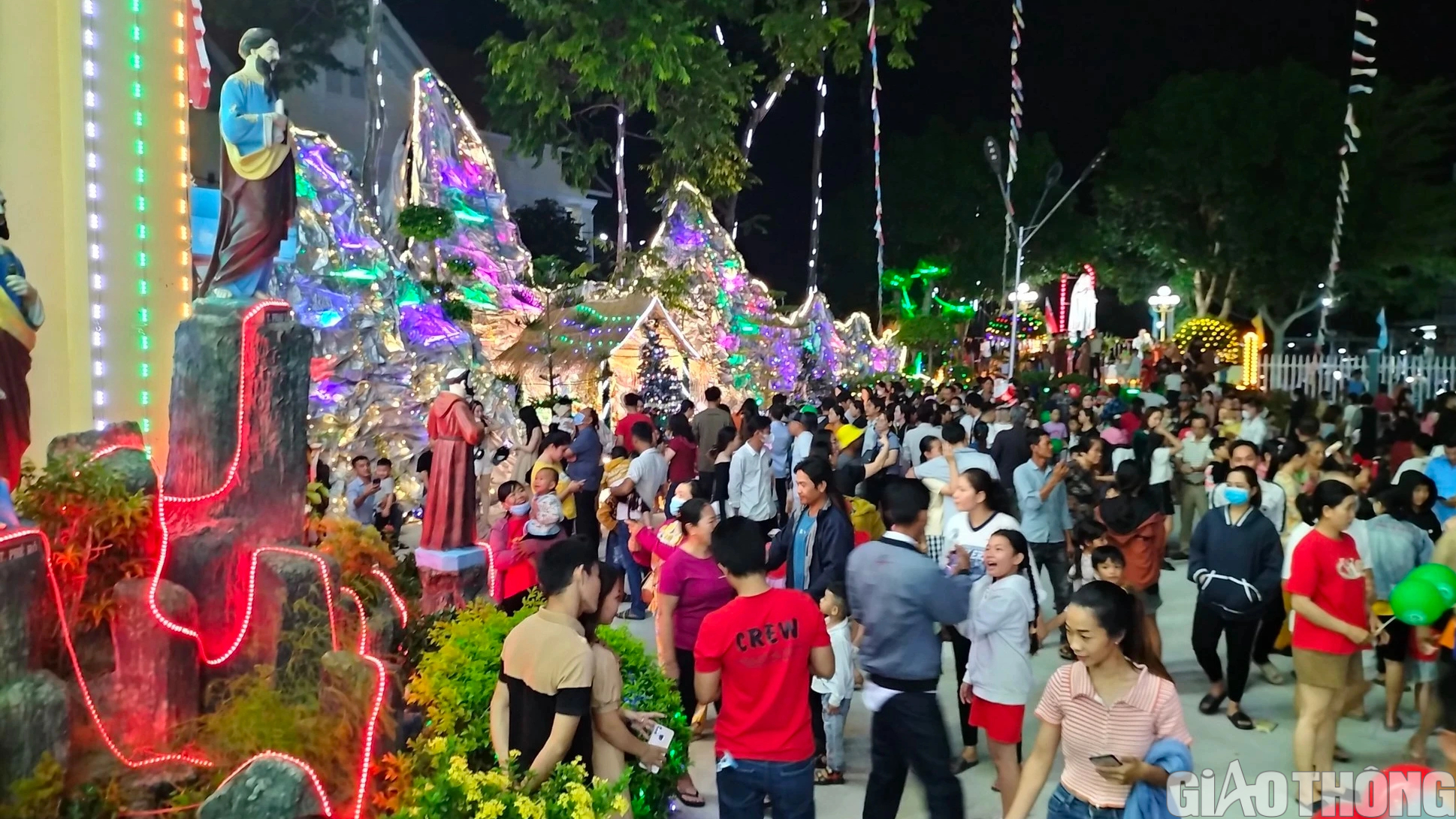 Người d&acirc;n Bạc Li&ecirc;u &ugrave;n &ugrave;n k&eacute;o nhau đi chơi Noel - Ảnh 1.