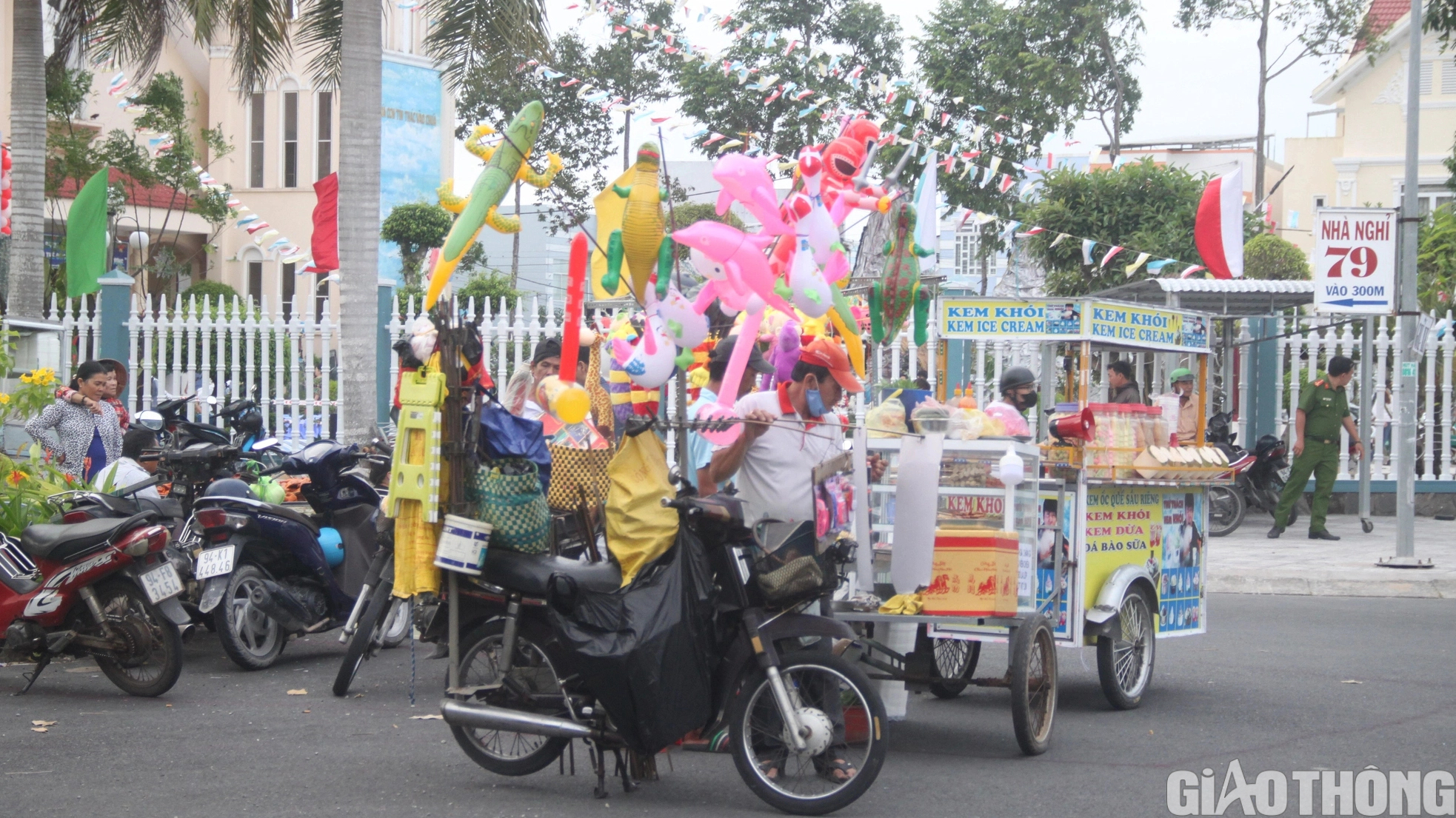Người d&acirc;n Bạc Li&ecirc;u &ugrave;n &ugrave;n k&eacute;o nhau đi chơi Noel - Ảnh 3.