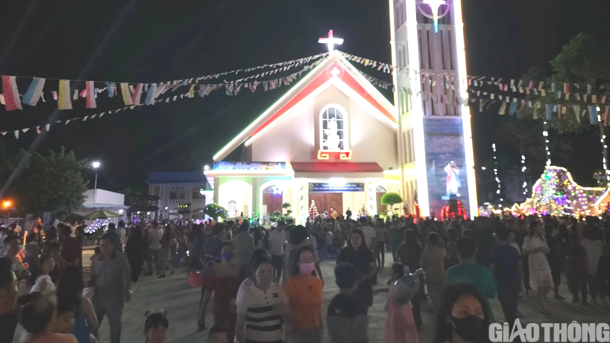 Người d&acirc;n Bạc Li&ecirc;u &ugrave;n &ugrave;n k&eacute;o nhau đi chơi Noel - Ảnh 4.