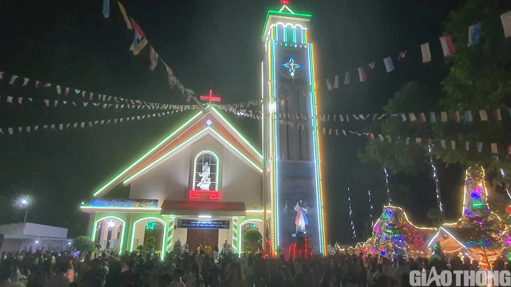 Người d&acirc;n Bạc Li&ecirc;u &ugrave;n &ugrave;n k&eacute;o nhau đi chơi Noel - Ảnh 6.