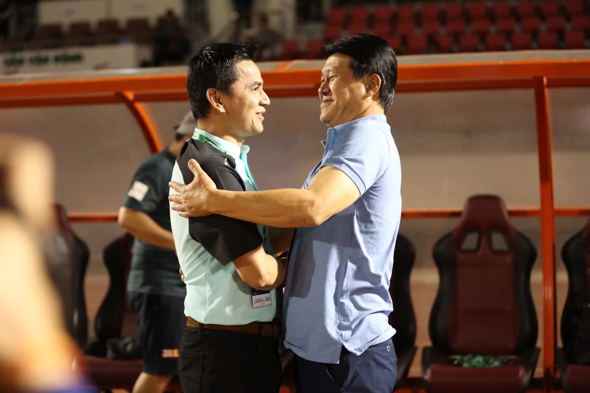 Tiết lộ b&iacute; mật vụ bầu Đức l&ecirc;n kế hoạch sa thải HLV Kiatisak sau khởi đầu thảm họa  - Ảnh 1.