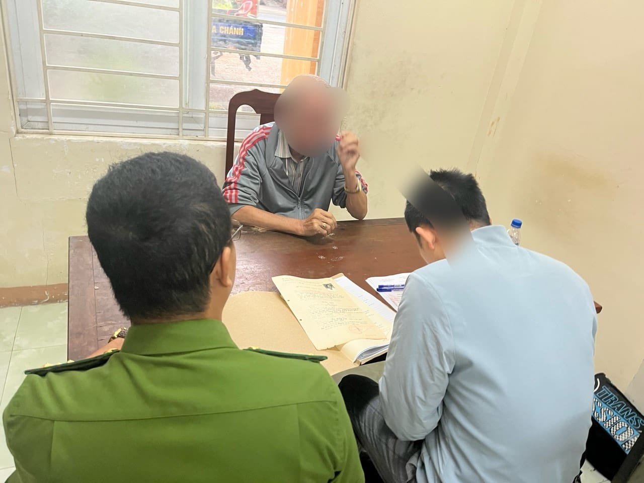 Bắt đối tượng trốn truy n&atilde;  gần 30 năm v&igrave; tội bu&ocirc;n lậu - Ảnh 1.