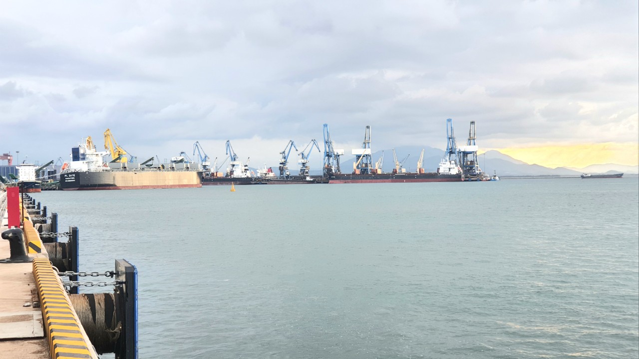 Quảng Ng&atilde;i c&ocirc;ng bố quy hoạch tỉnh thời kỳ 2021-2030 v&agrave; khởi c&ocirc;ng dự &aacute;n đường 3.500 tỷ đồng - Ảnh 2.