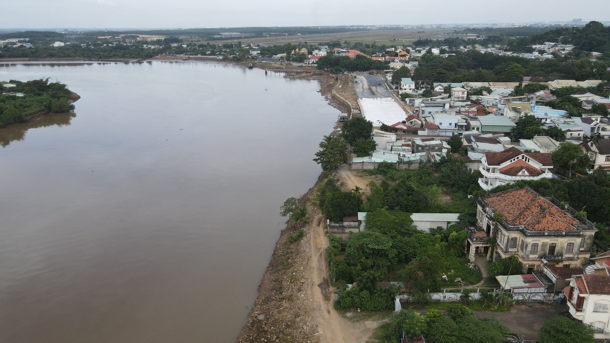 Để t&agrave;u cập bến tr&aacute;i ph&eacute;p nhiều c&aacute;n bộ cảng vụ đường thủy bị kiểm điểm - Ảnh 1.