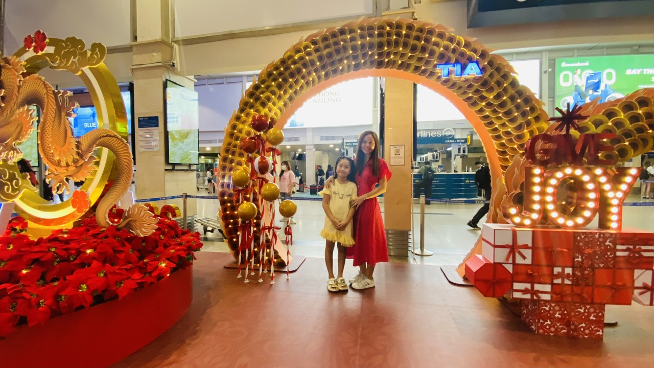 Sân bay Tân Sơn Nhất đông nghịt người trong ngày đón Giáng sinh - Ảnh 7. Sân bay Tân Sơn Nhất đông nghịt người trong ngày đón Giáng sinh - Ảnh 7.