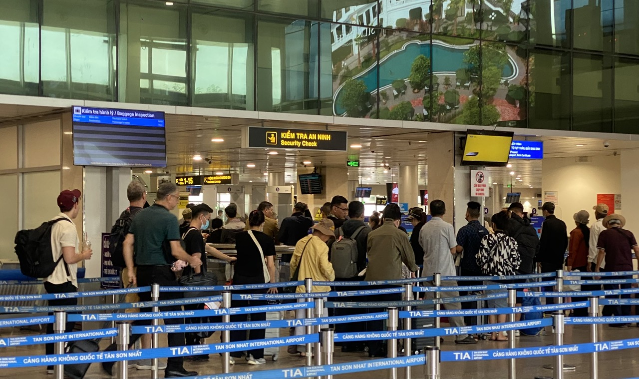 Sân bay Tân Sơn Nhất đông nghịt người trong ngày đón Giáng sinh - Ảnh 10. Sân bay Tân Sơn Nhất đông nghịt người trong ngày đón Giáng sinh - Ảnh 10.