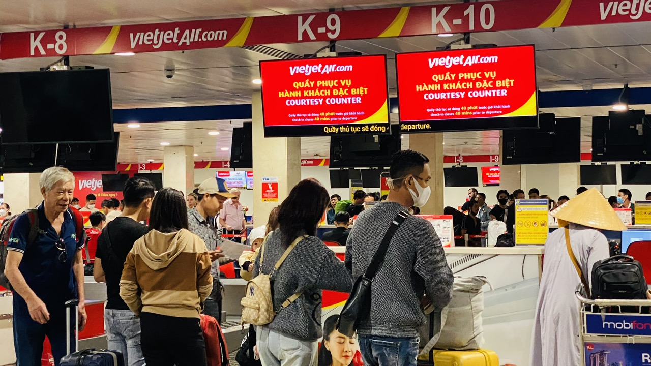 Sân bay Tân Sơn Nhất đông nghịt người trong ngày đón Giáng sinh - Ảnh 3. Sân bay Tân Sơn Nhất đông nghịt người trong ngày đón Giáng sinh - Ảnh 3.