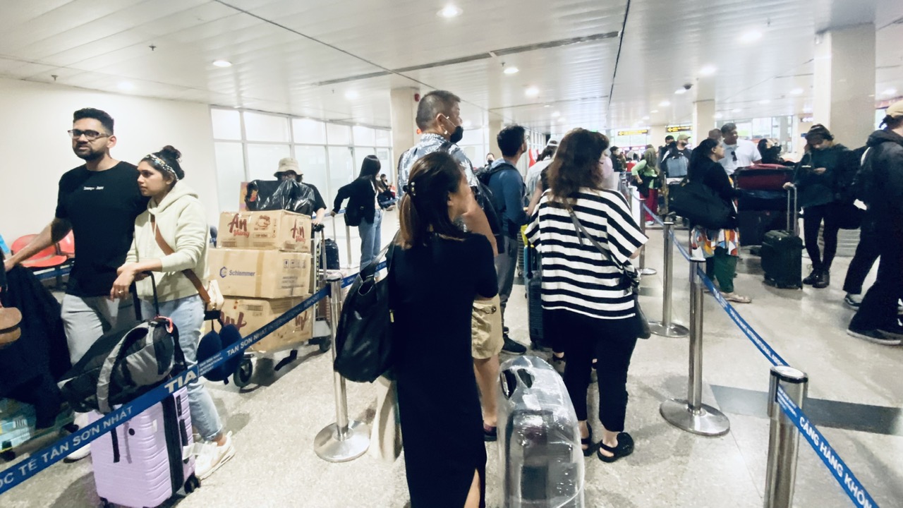 Sân bay Tân Sơn Nhất đông nghịt người trong ngày đón Giáng sinh - Ảnh 9. Sân bay Tân Sơn Nhất đông nghịt người trong ngày đón Giáng sinh - Ảnh 9.