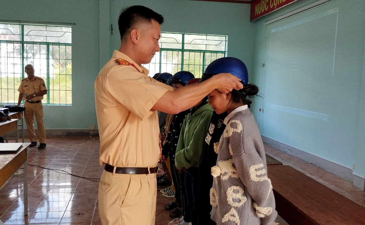 CSGT Kh&aacute;nh Ho&agrave; phổ biến ph&aacute;p luật về TTATGT tr&ecirc;n v&ugrave;ng sơn cước - Ảnh 3.