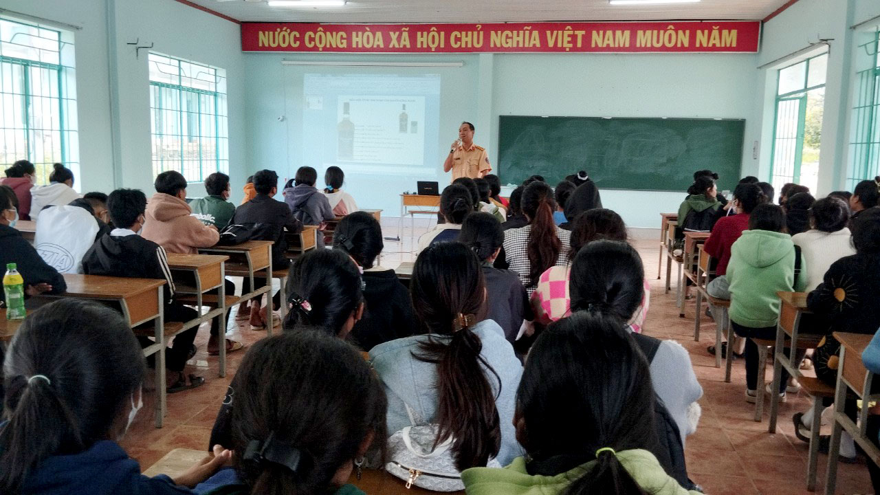 CSGT Kh&aacute;nh Ho&agrave; phổ biến ph&aacute;p luật về TTATGT tr&ecirc;n v&ugrave;ng sơn cước - Ảnh 1.