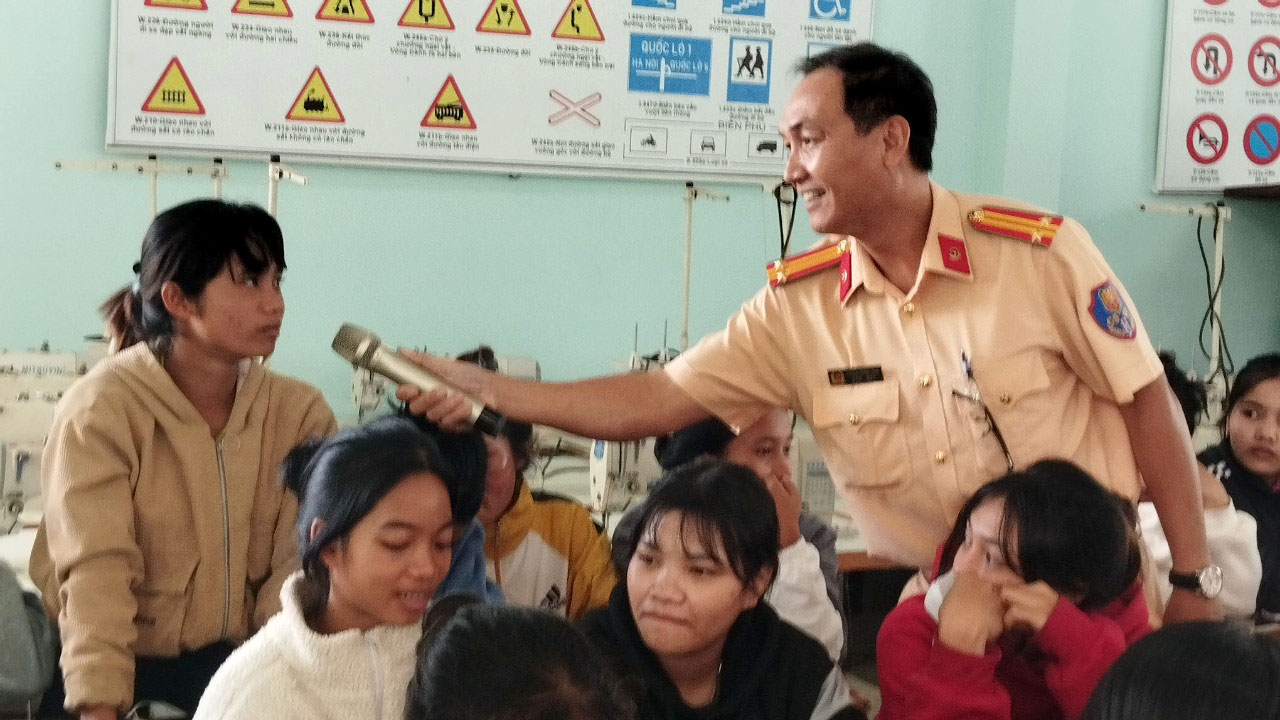 CSGT Kh&aacute;nh Ho&agrave; phổ biến ph&aacute;p luật về TTATGT tr&ecirc;n v&ugrave;ng sơn cước - Ảnh 2.