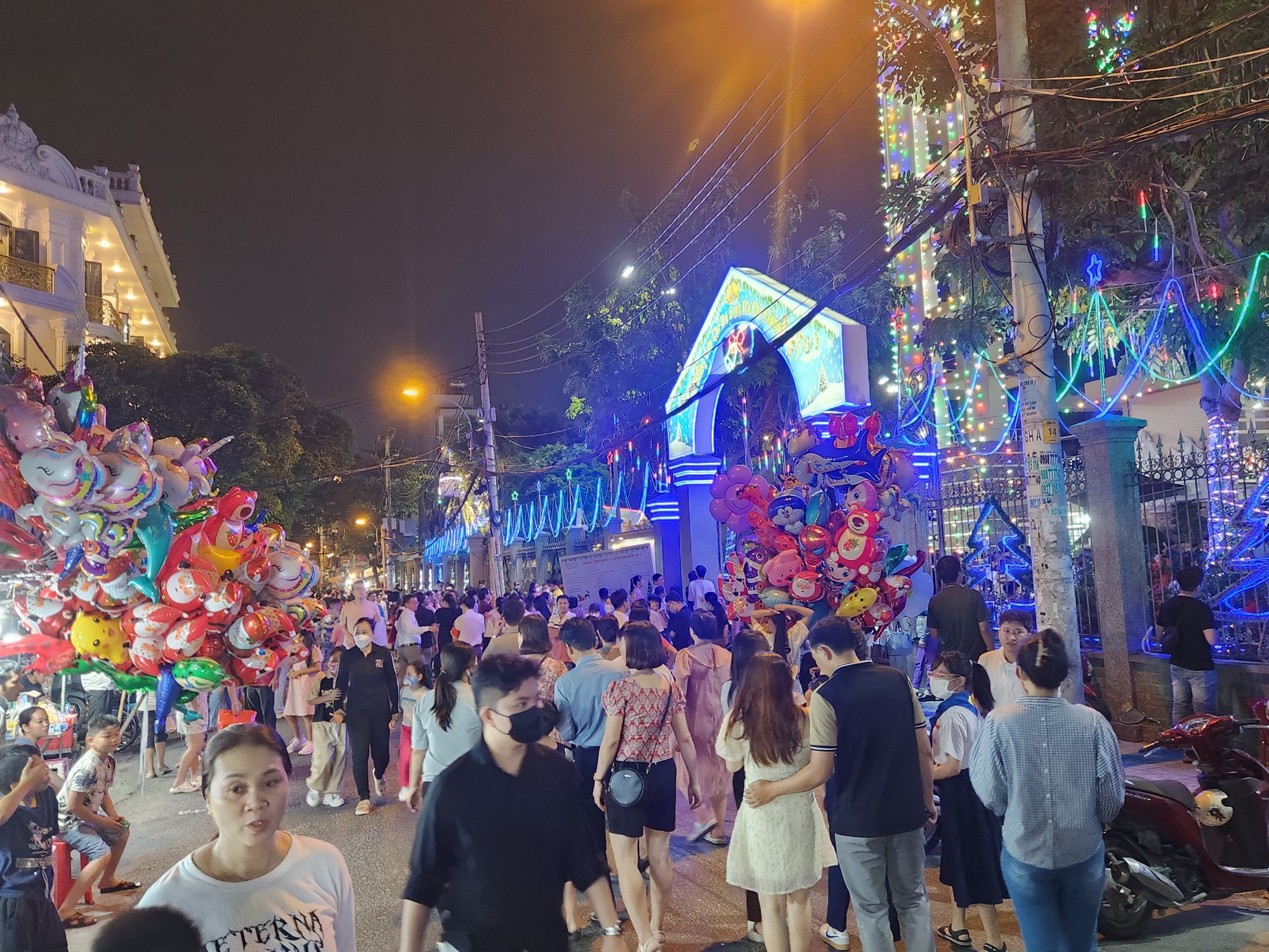 Xóm đạo lớn nhất TP.HCM kẹt cứng trong đêm Giáng sinh - Ảnh 7. Xóm đạo lớn nhất TP.HCM kẹt cứng trong đêm Giáng sinh - Ảnh 7.