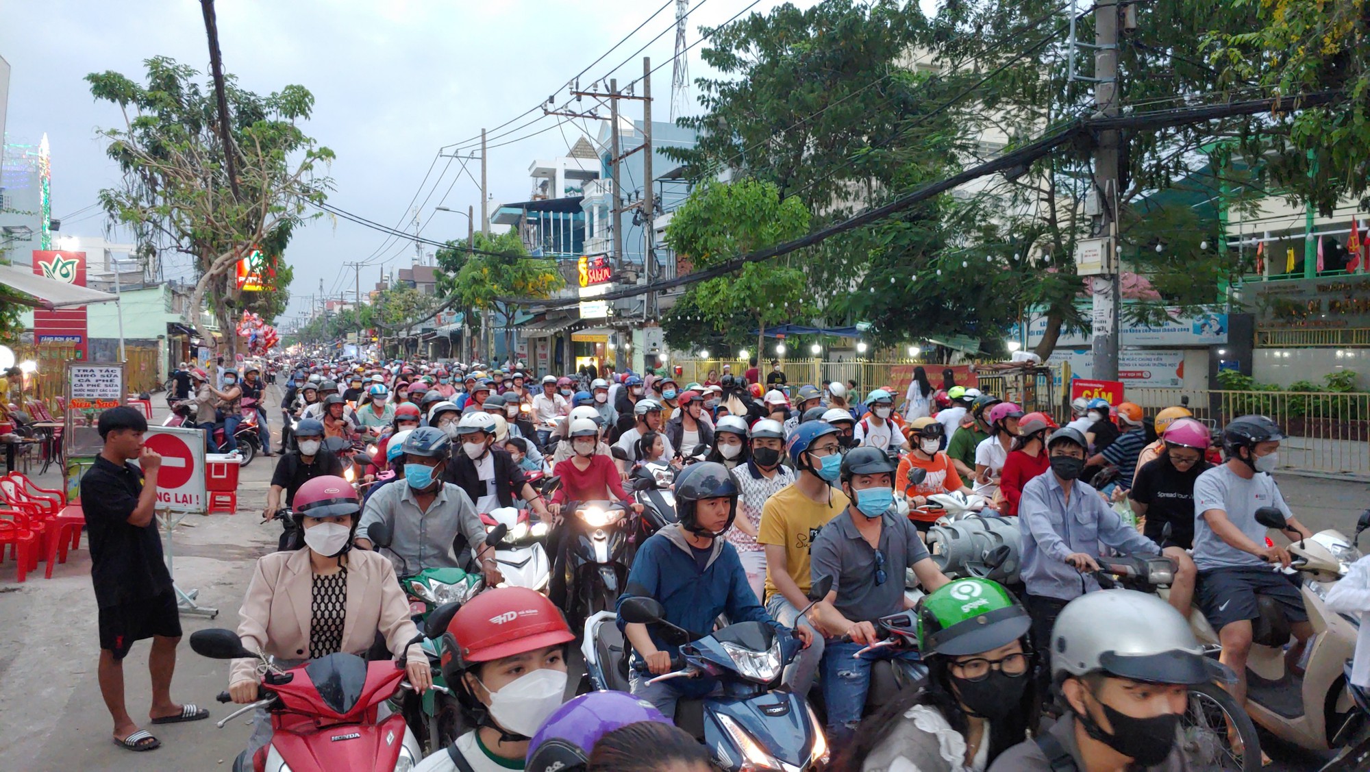 Xóm đạo lớn nhất TP.HCM kẹt cứng trong đêm Giáng sinh - Ảnh 1. Xóm đạo lớn nhất TP.HCM kẹt cứng trong đêm Giáng sinh - Ảnh 1.