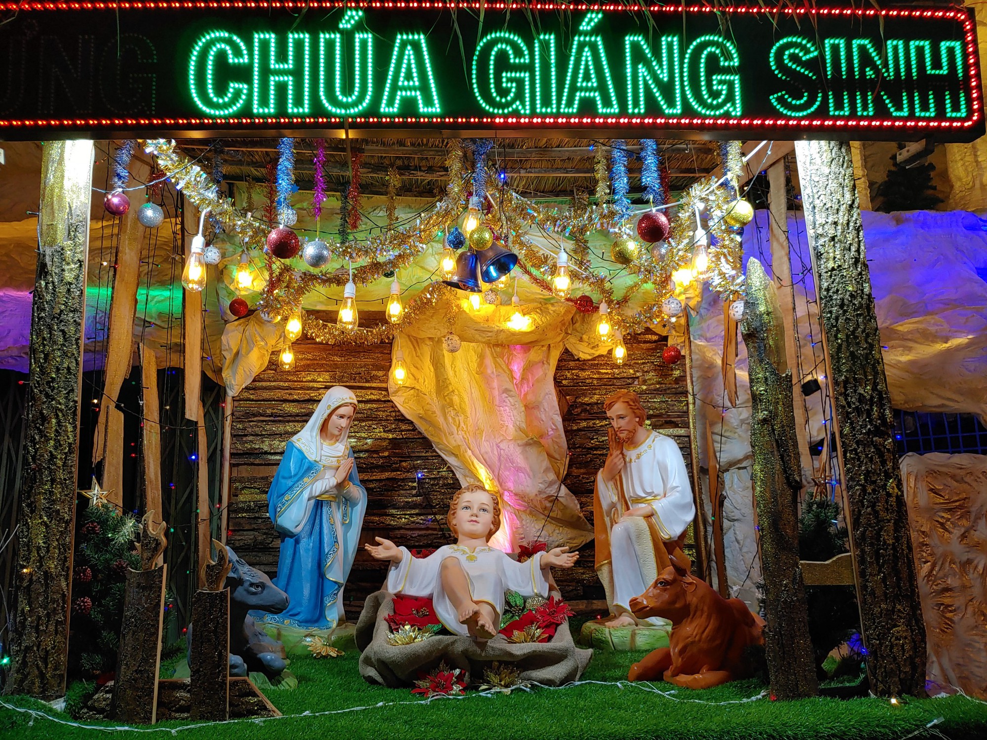Xóm đạo lớn nhất TP.HCM kẹt cứng trong đêm Giáng sinh - Ảnh 10. Xóm đạo lớn nhất TP.HCM kẹt cứng trong đêm Giáng sinh - Ảnh 10.