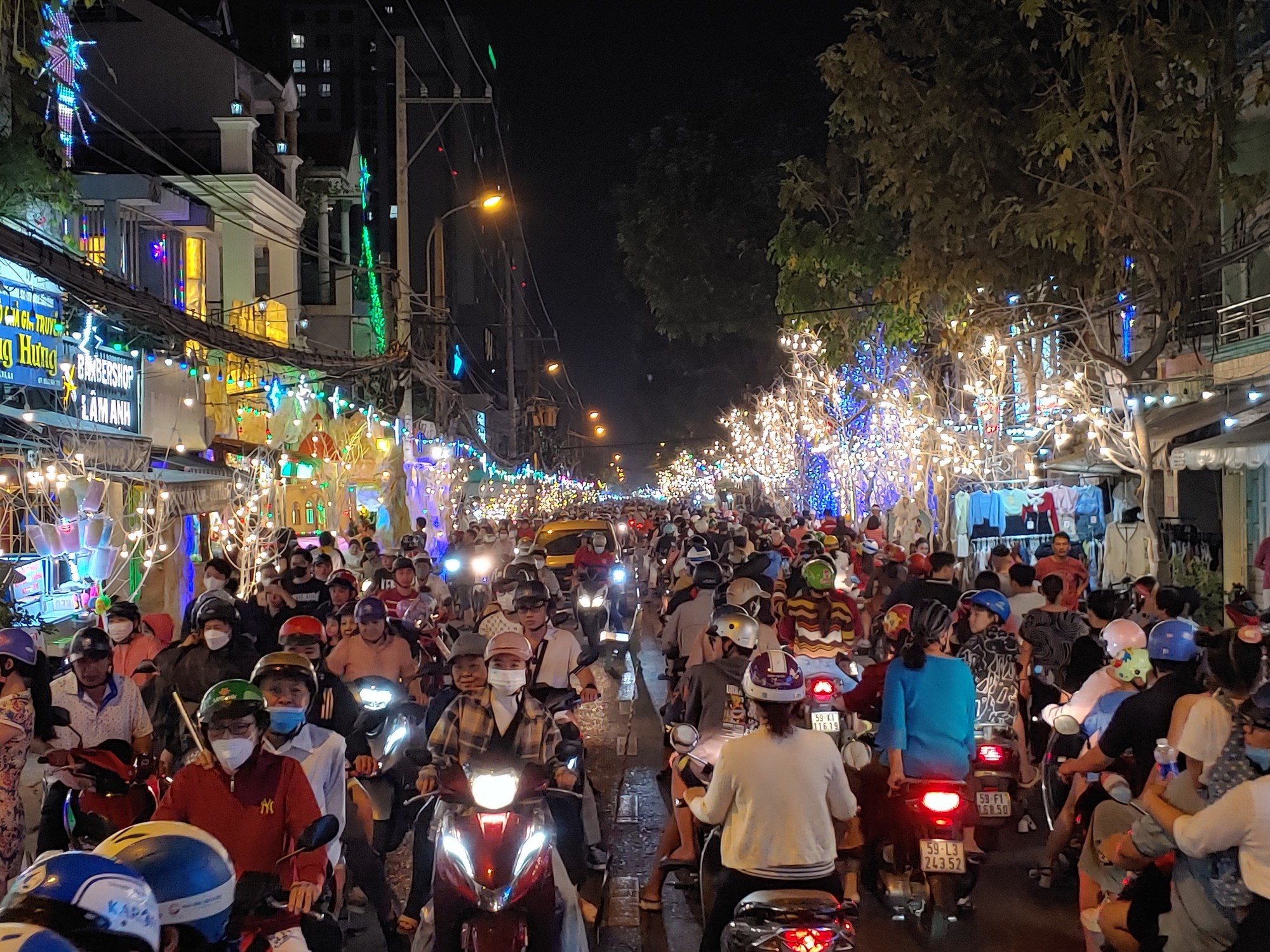 Xóm đạo lớn nhất TP.HCM kẹt cứng trong đêm Giáng sinh - Ảnh 2. Xóm đạo lớn nhất TP.HCM kẹt cứng trong đêm Giáng sinh - Ảnh 2.