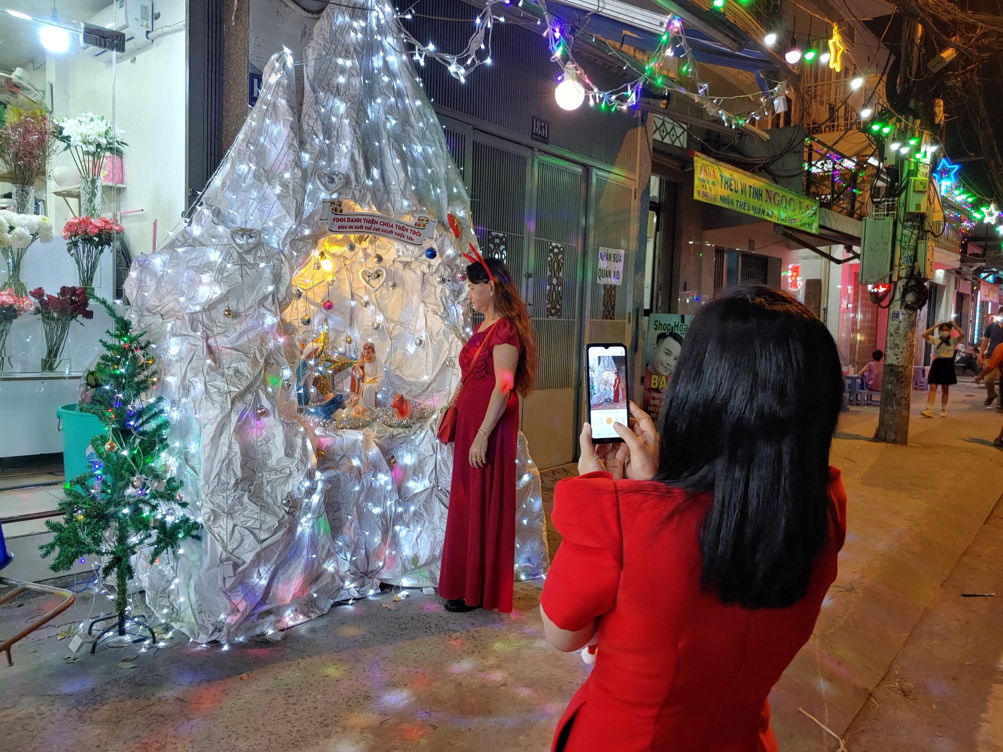 Xóm đạo lớn nhất TP.HCM kẹt cứng trong đêm Giáng sinh - Ảnh 11. Xóm đạo lớn nhất TP.HCM kẹt cứng trong đêm Giáng sinh - Ảnh 11.