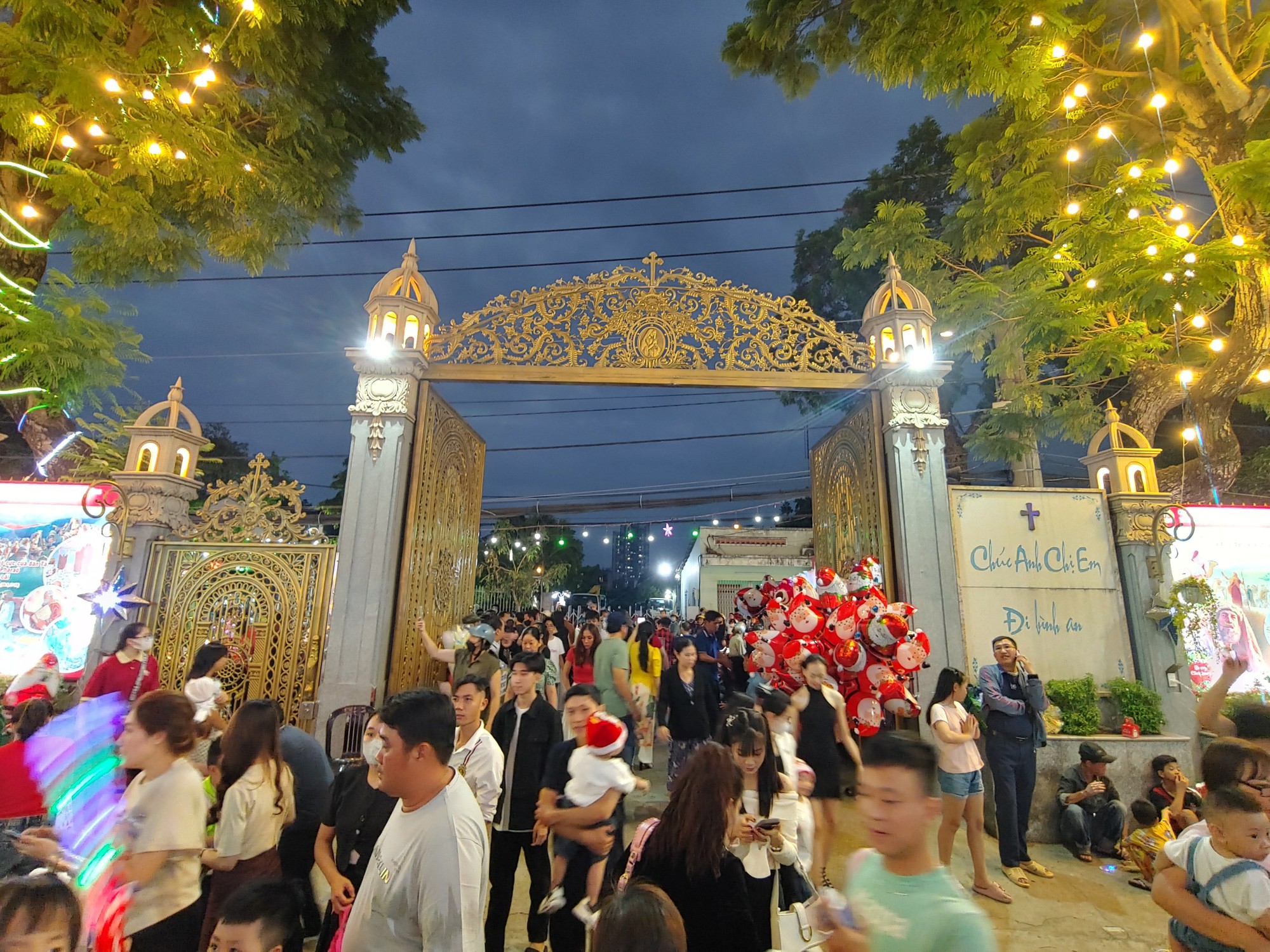 Xóm đạo lớn nhất TP.HCM kẹt cứng trong đêm Giáng sinh - Ảnh 6. Xóm đạo lớn nhất TP.HCM kẹt cứng trong đêm Giáng sinh - Ảnh 6.