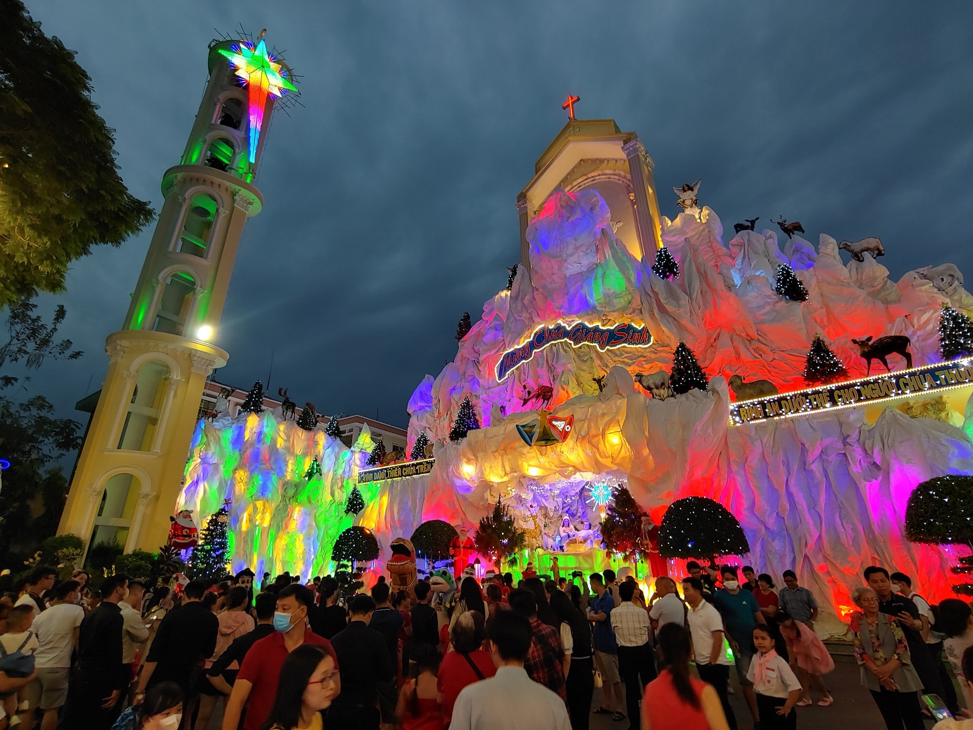 Xóm đạo lớn nhất TP.HCM kẹt cứng trong đêm Giáng sinh - Ảnh 9. Xóm đạo lớn nhất TP.HCM kẹt cứng trong đêm Giáng sinh - Ảnh 9.