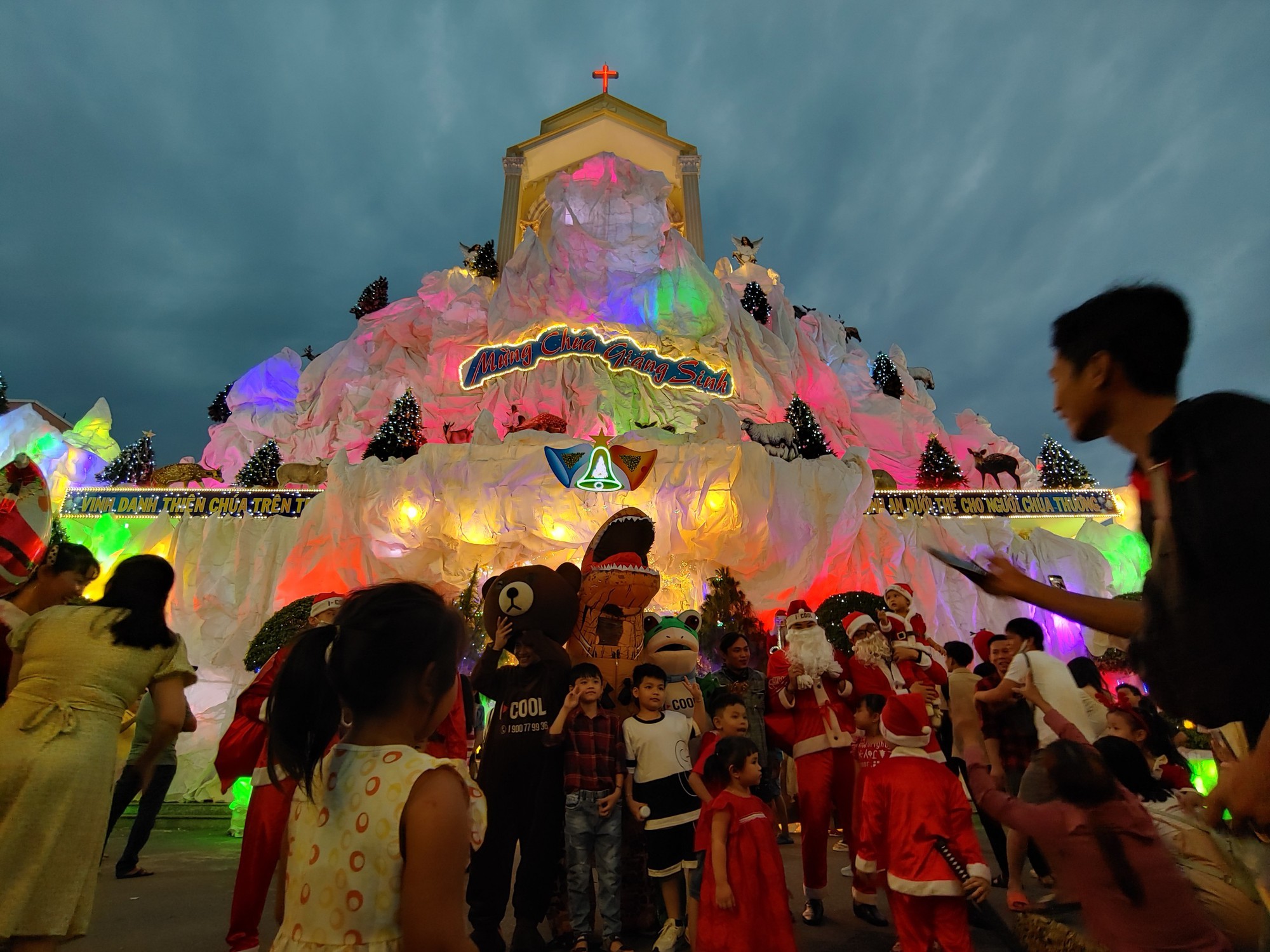 Xóm đạo lớn nhất TP.HCM kẹt cứng trong đêm Giáng sinh - Ảnh 4. Xóm đạo lớn nhất TP.HCM kẹt cứng trong đêm Giáng sinh - Ảnh 4.