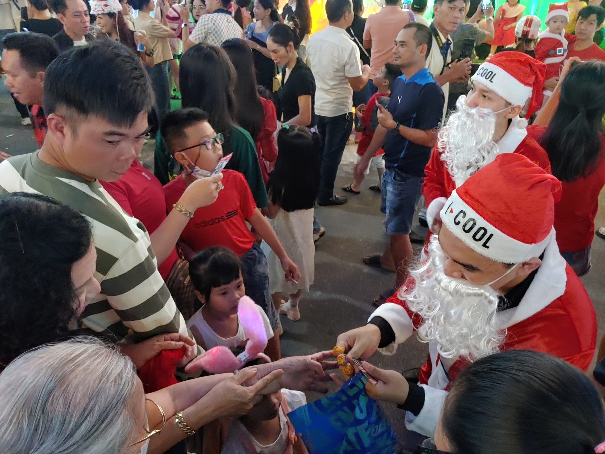 Xóm đạo lớn nhất TP.HCM kẹt cứng trong đêm Giáng sinh - Ảnh 8. Xóm đạo lớn nhất TP.HCM kẹt cứng trong đêm Giáng sinh - Ảnh 8.