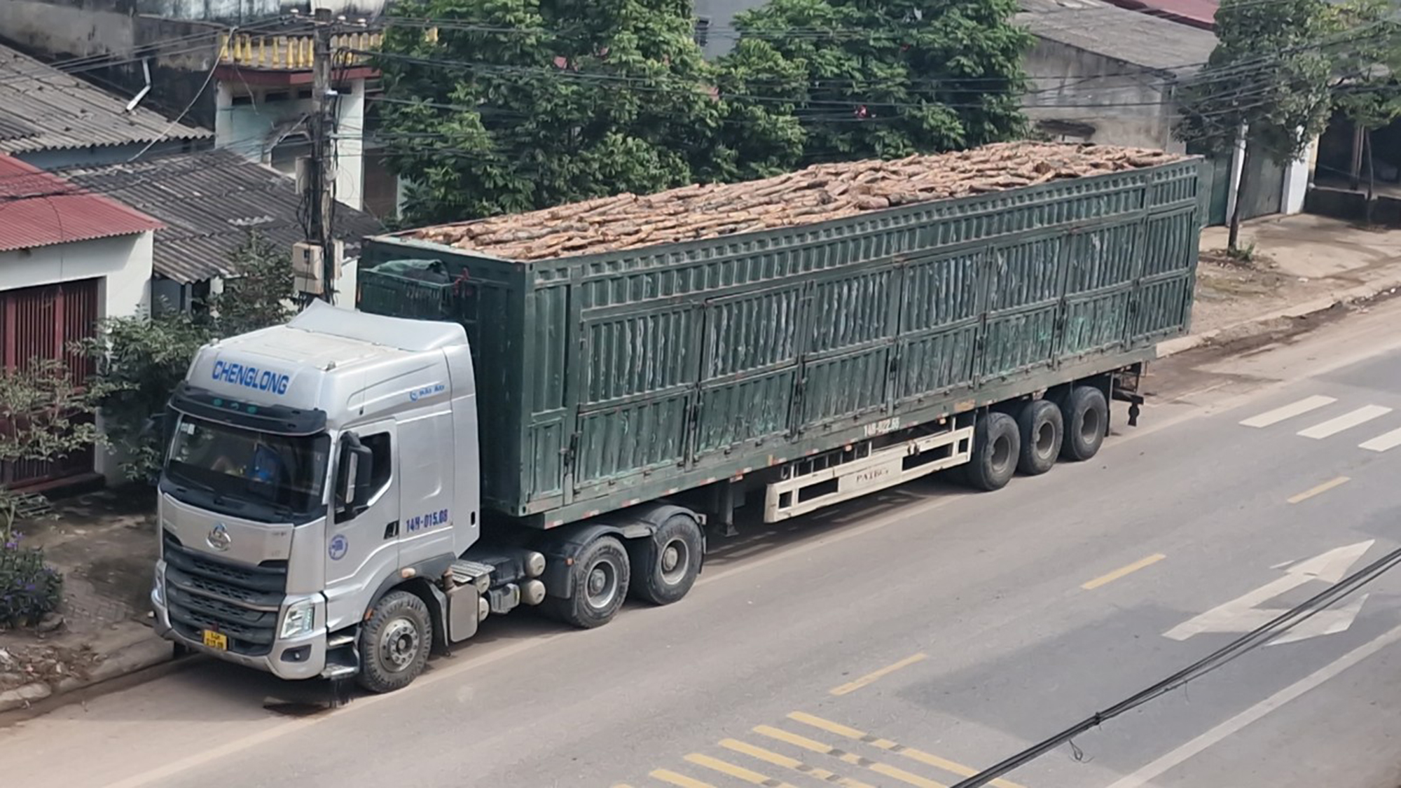 Hiểm họa từ xe moóc rào chở quá tải - Ảnh 2. Hiểm họa từ xe moóc rào chở quá tải - Ảnh 2.