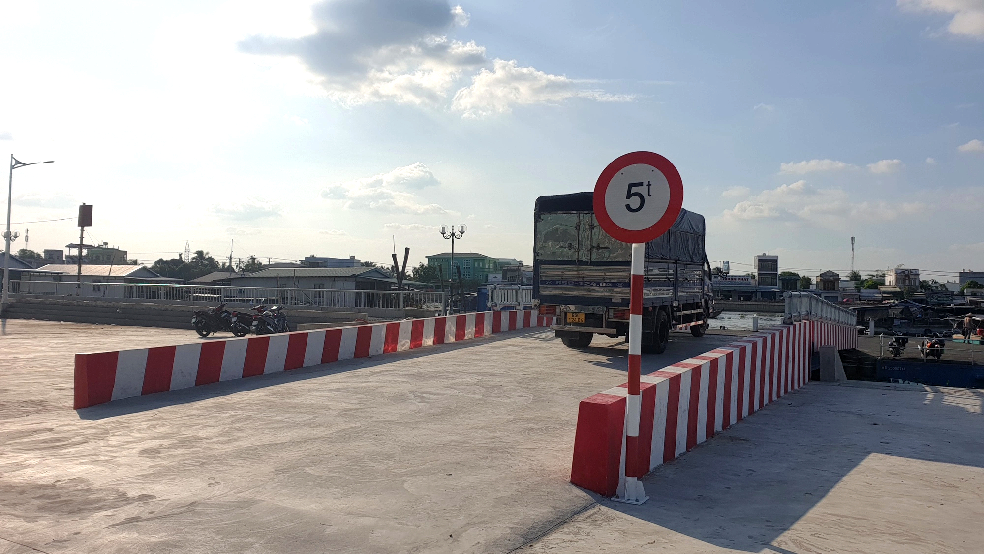 C&oacute; bến thuỷ ở chợ nổi C&aacute;i Răng, d&acirc;n hết cảnh bắc thang l&ecirc;n xuống h&agrave;ng ho&aacute; - Ảnh 1.