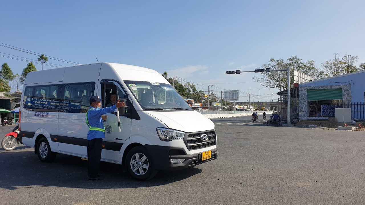 T&agrave;i xế phấn khởi ng&agrave;y đầu th&ocirc;ng xe cao tốc Mỹ Thuận - Cần Thơ - Ảnh 2.