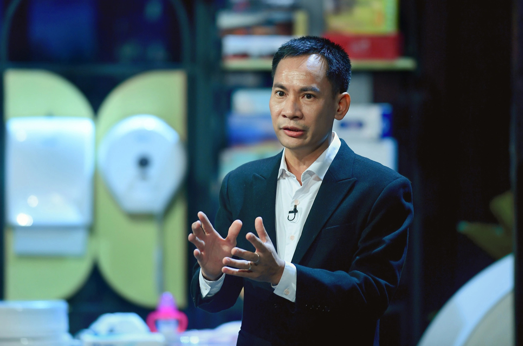 Thấy Shark H&ugrave;ng Anh chốt 1 triệu USD lấy 8% cổ phần, Shark B&igrave;nh vội v&agrave;ng gi&agrave;nh mối - Ảnh 1.