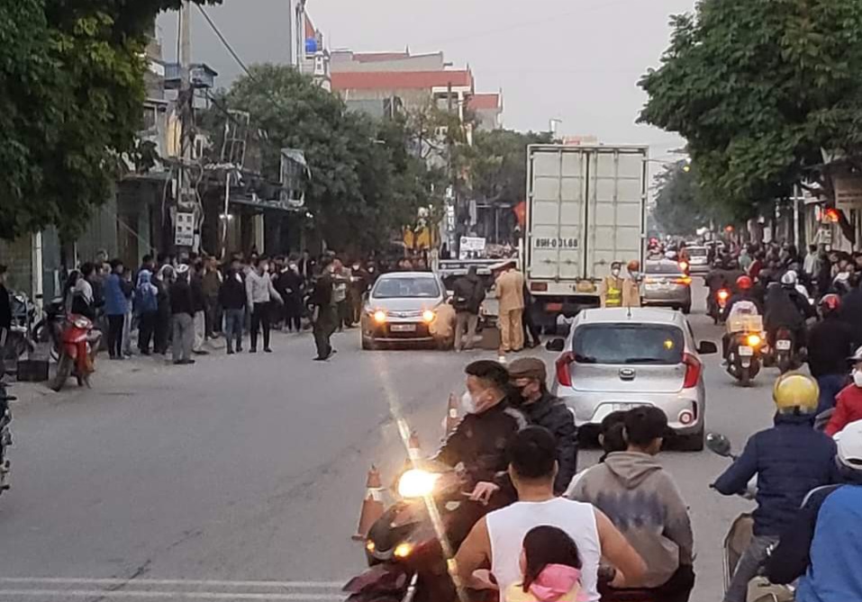 Ng&atilde; ra đường sau va quệt, một thanh ni&ecirc;n bị xe tải c&aacute;n tử vong - Ảnh 1.