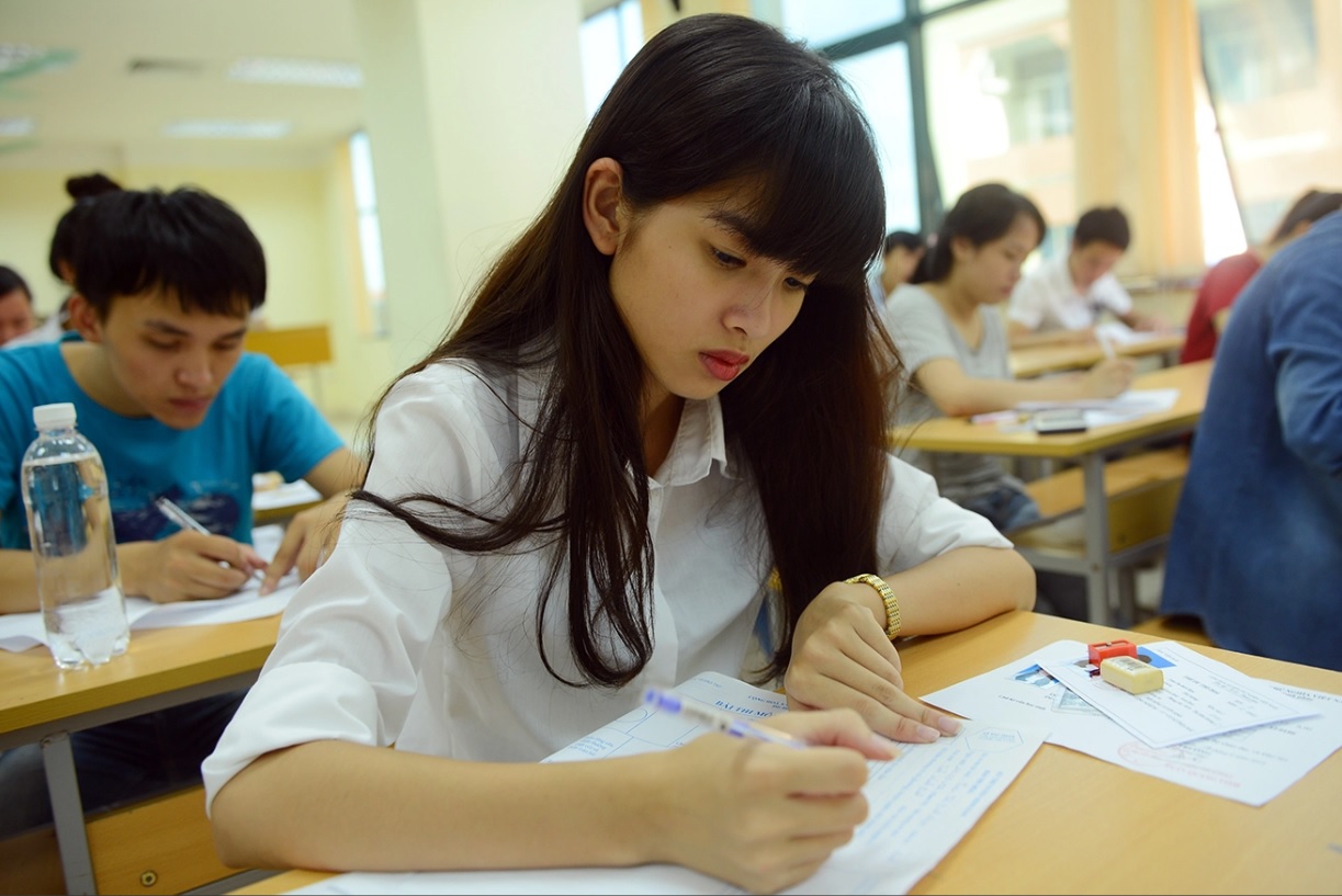 Thủ tướng: Tăng cường thanh kiểm tra việc đổi mới chương tr&igrave;nh s&aacute;ch gi&aacute;o khoa - Ảnh 1.