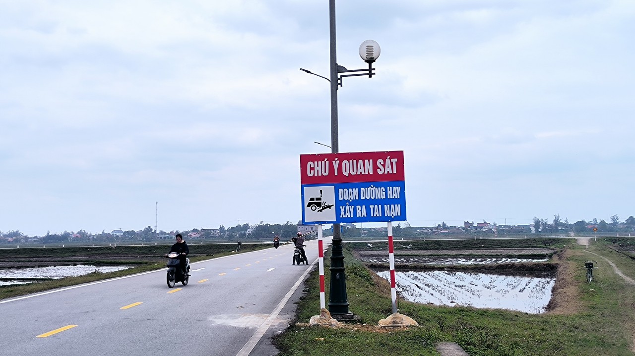 Gắn biển cảnh b&aacute;o, tăng cường c&ocirc;ng t&aacute;c TTKS hạn chế tai nạn giao th&ocirc;ng tr&ecirc;n đường ven biển - Ảnh 1.