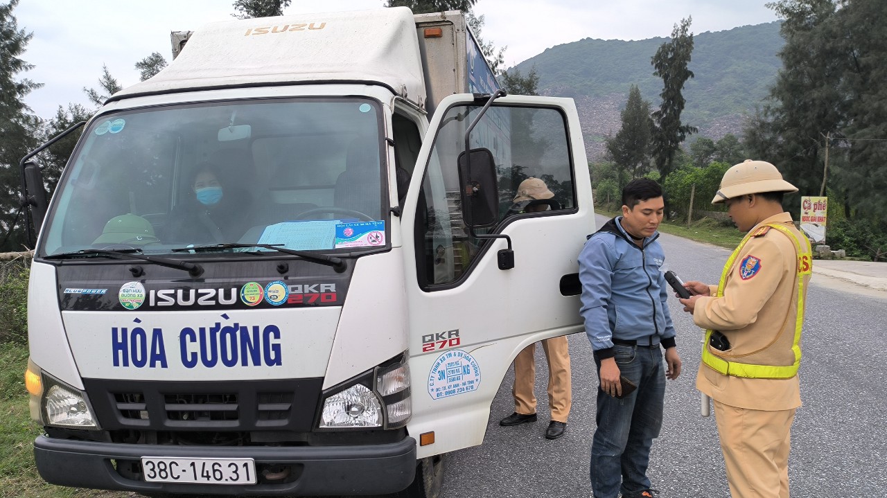 Gắn biển cảnh b&aacute;o, tăng cường c&ocirc;ng t&aacute;c TTKS hạn chế tai nạn giao th&ocirc;ng tr&ecirc;n đường ven biển - Ảnh 3.