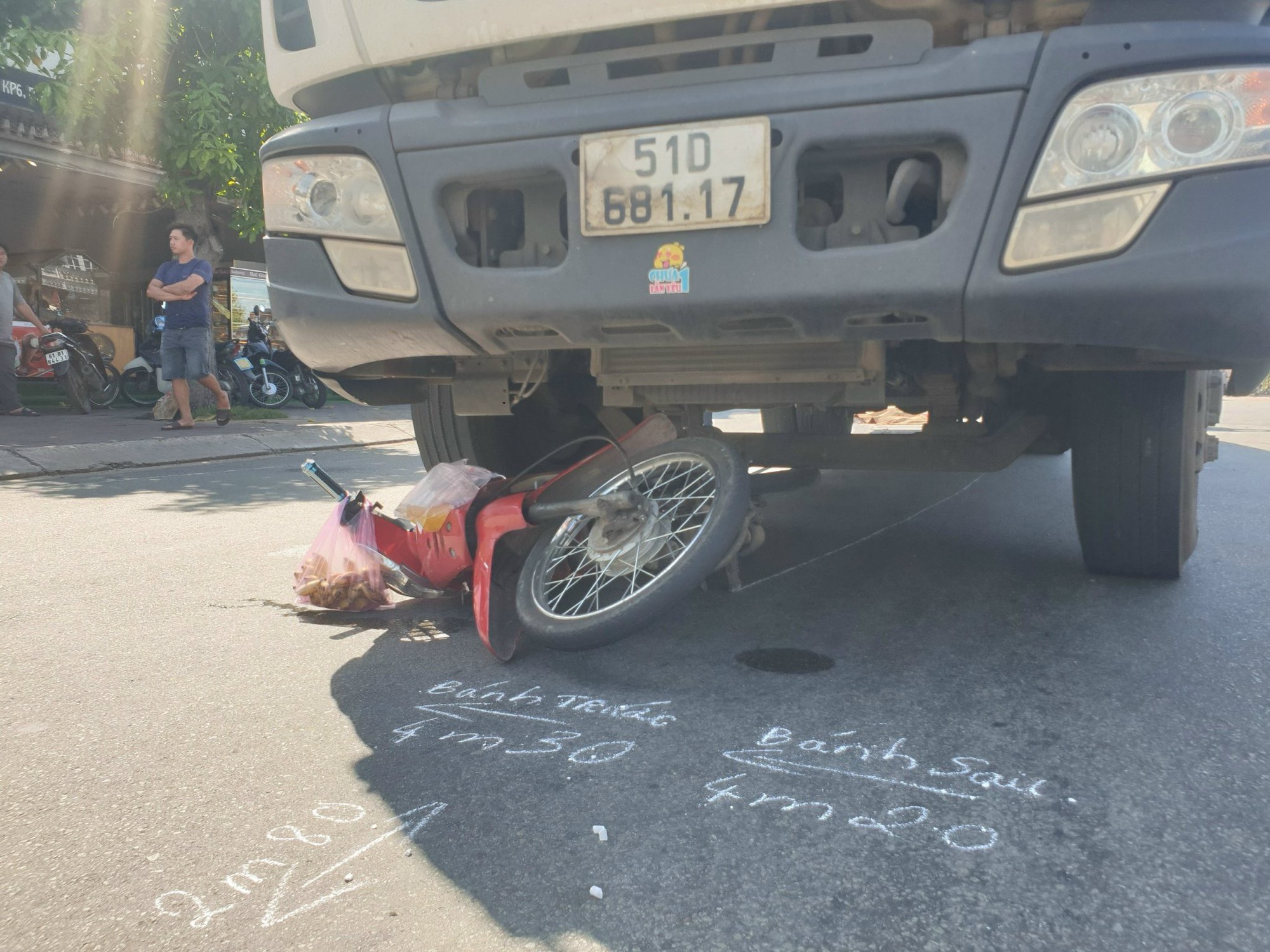 Xe tải &ocirc;m cua va chạm xe m&aacute;y, người phụ nữ tử vong, hiện trường rơi v&atilde;i nhiều đồ ăn - Ảnh 2.