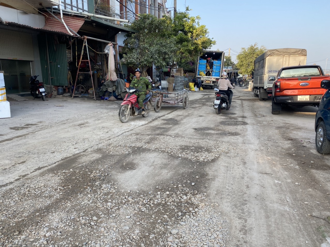 D&acirc;n sống bất an cạnh tuyến đường đất lầy, bụi ở trung t&acirc;m huyện đảo V&acirc;n Đồn - Ảnh 1.