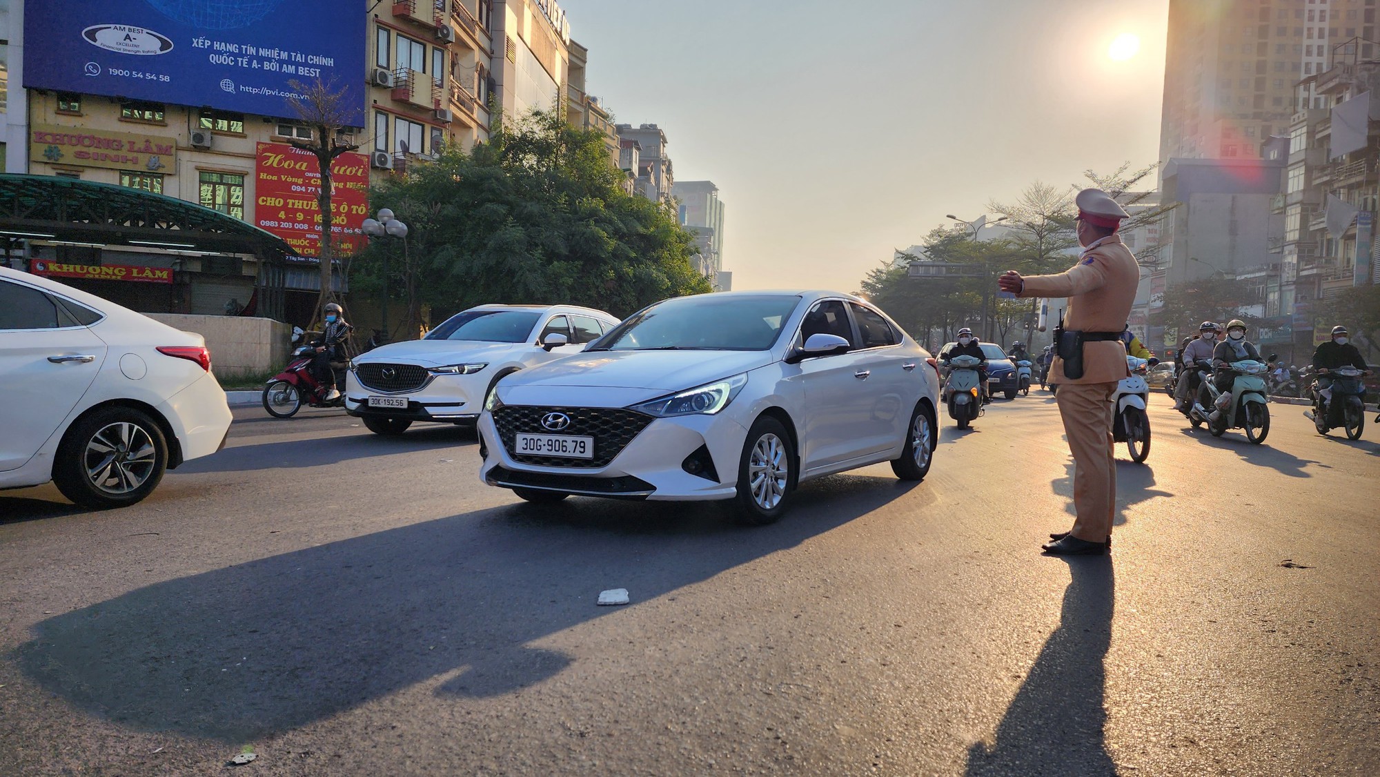 Ng&agrave;y thứ 2 th&iacute; điểm ph&acirc;n l&agrave;n Ng&atilde; Tư Sở: Người d&acirc;n phấn khởi v&igrave; hết cảnh &ugrave;n tắc - Ảnh 11.