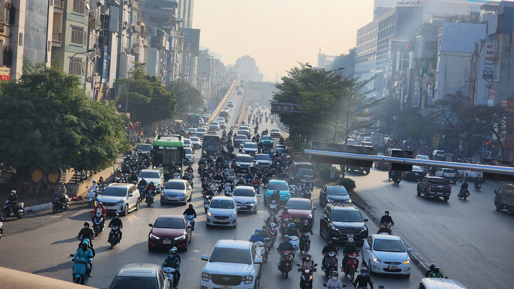 Ng&agrave;y thứ 2 th&iacute; điểm ph&acirc;n l&agrave;n Ng&atilde; Tư Sở: Người d&acirc;n phấn khởi v&igrave; hết cảnh &ugrave;n tắc - Ảnh 3.
