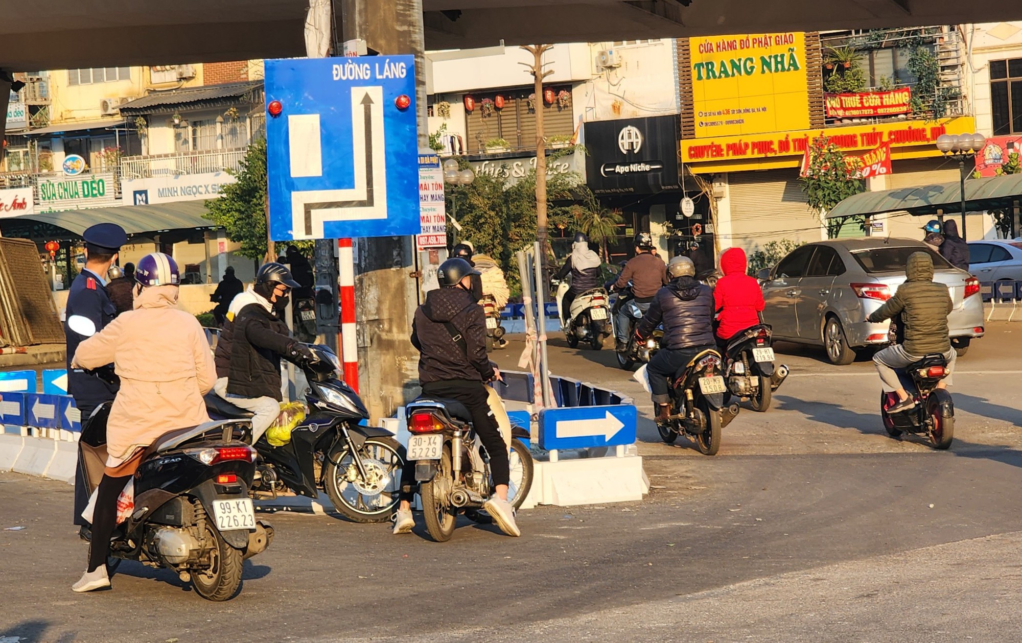 Ng&agrave;y thứ 2 th&iacute; điểm ph&acirc;n l&agrave;n Ng&atilde; Tư Sở: Người d&acirc;n phấn khởi v&igrave; hết cảnh &ugrave;n tắc - Ảnh 7.