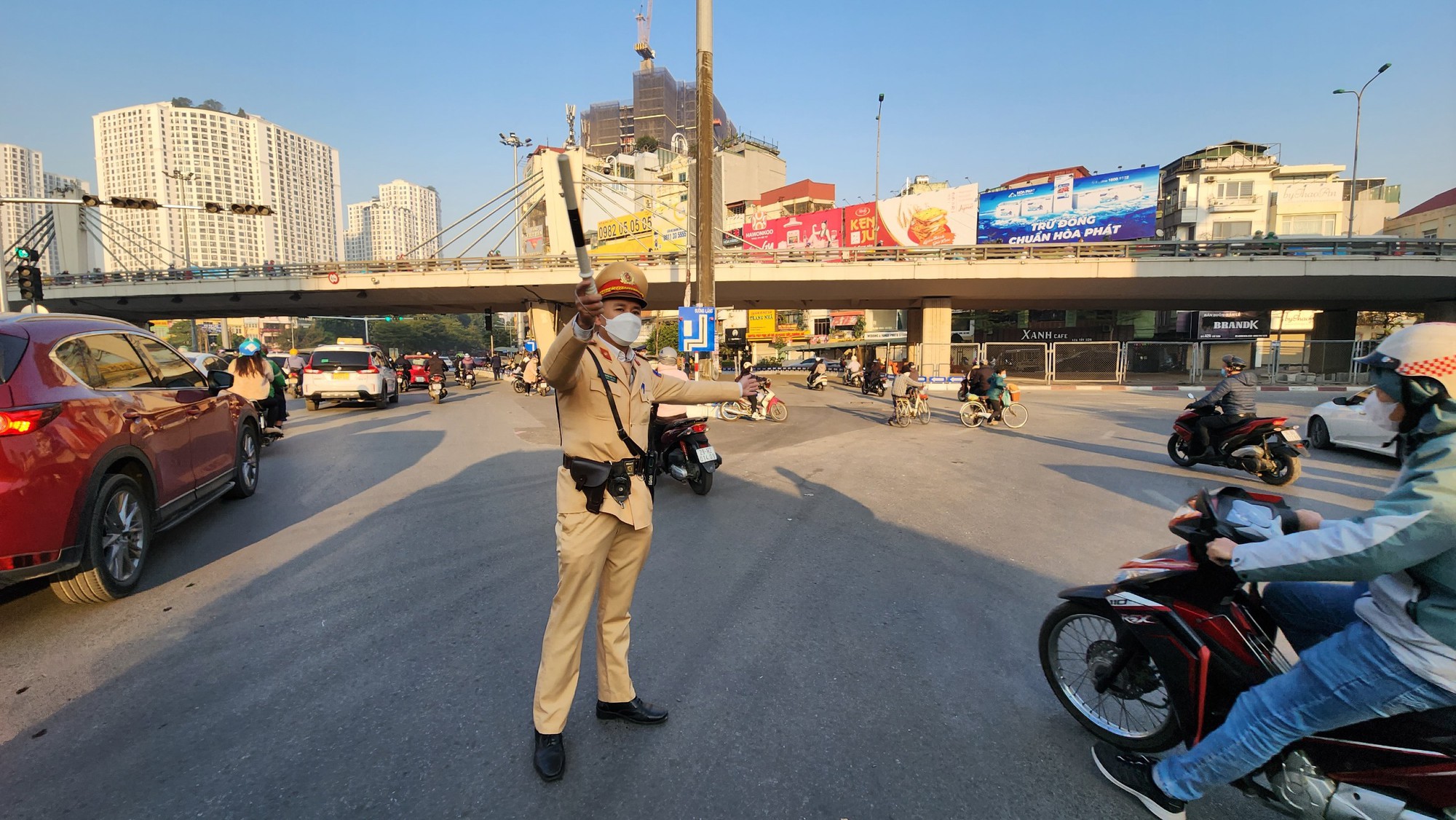 Ng&agrave;y thứ 2 th&iacute; điểm ph&acirc;n l&agrave;n Ng&atilde; Tư Sở: Người d&acirc;n phấn khởi v&igrave; hết cảnh &ugrave;n tắc - Ảnh 8.