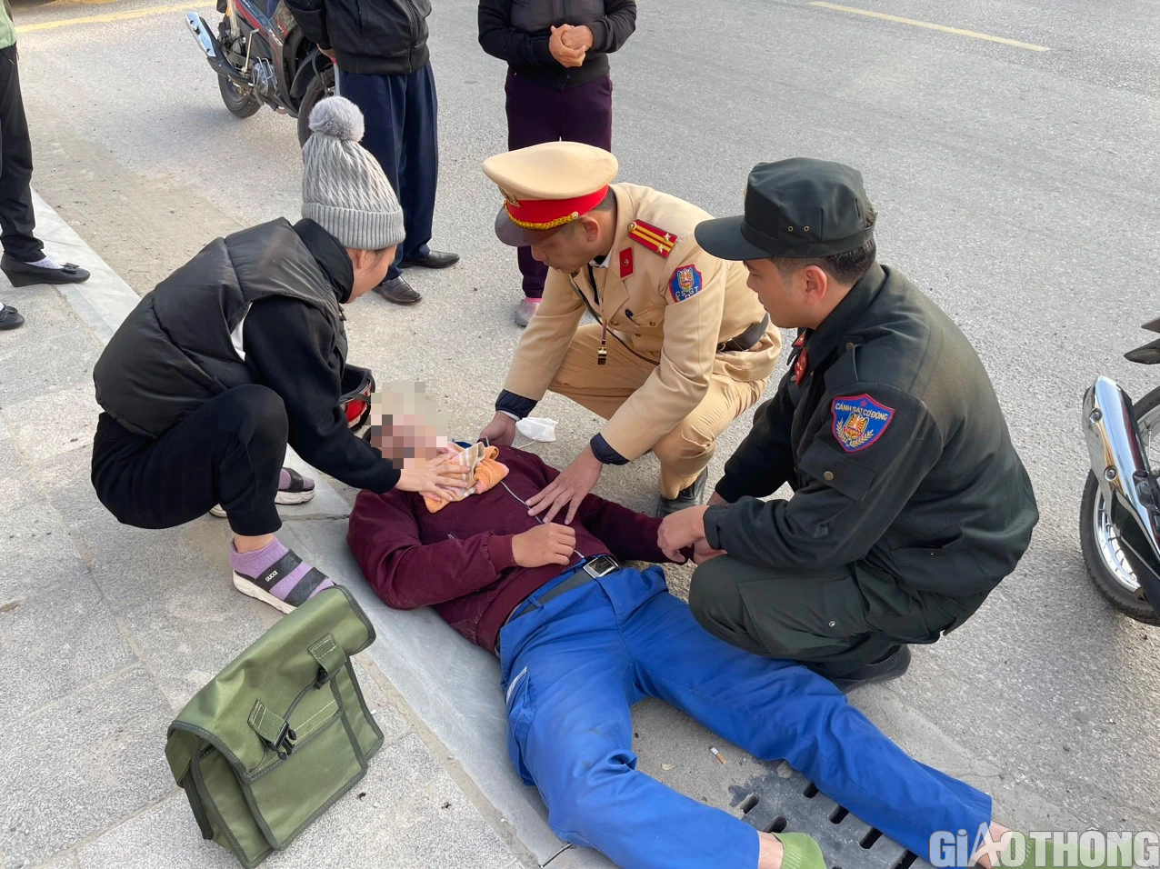 CSGT kịp thời cứu giúp nhân viên bưu điện bị co giật dưới đường - Ảnh 1. CSGT kịp thời cứu giúp nhân viên bưu điện bị co giật dưới đường - Ảnh 1.