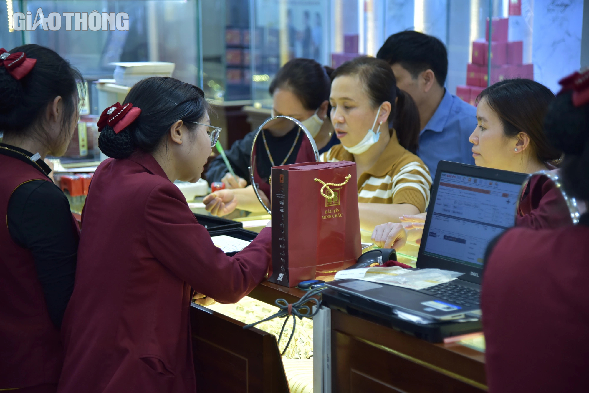 Gi&aacute; v&agrave;ng đạt đỉnh, nh&agrave; đầu tư tranh thủ chốt lời - Ảnh 2.