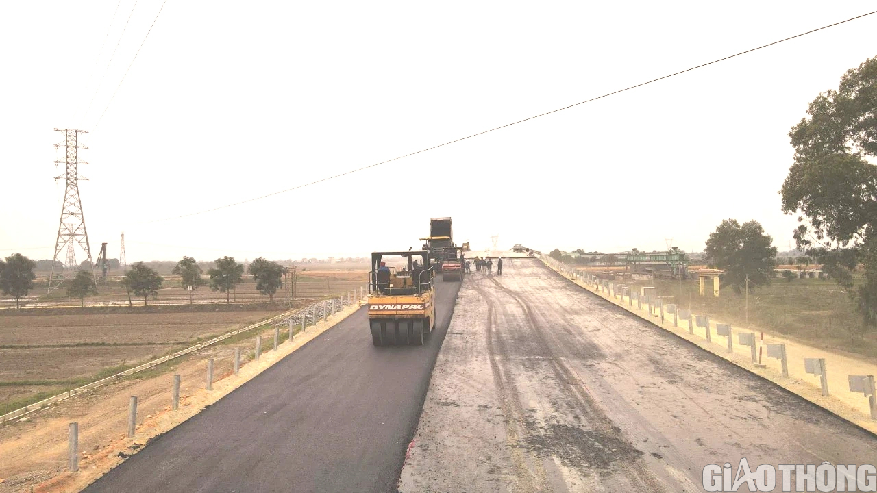 Thảm b&ecirc; t&ocirc;ng nhựa cầu vượt QL 8 tại dự &aacute;n cao tốc Diễn Ch&acirc;u &ndash; B&atilde;i Vọt - Ảnh 2.