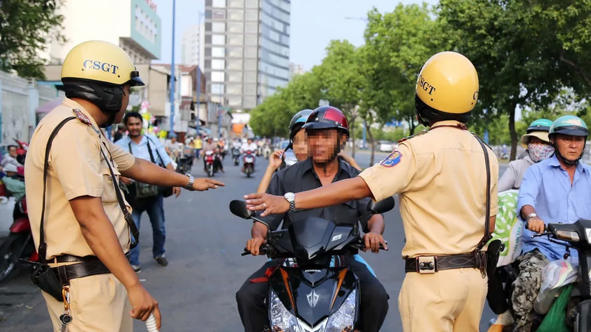 CSGT đi xe biển trắng c&oacute; được kiểm tra giấy tờ? - Ảnh 1.