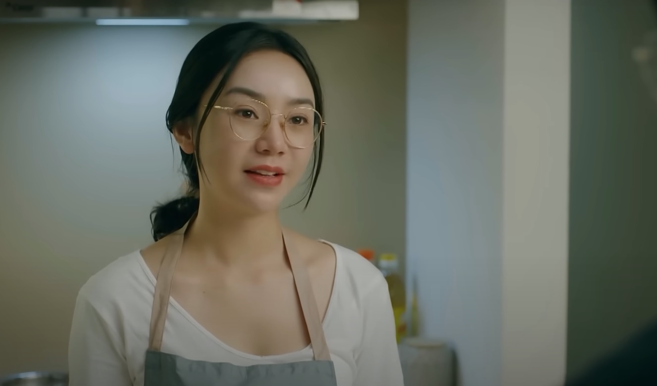 Nguyệt coi Anh Thu như người nhà, nấu cơm cũng nấu thêm cho Anh Thu, Anh Thu xin số thợ sửa ống nước Nguyệt nhanh trí liền bảo chồng yêu lên sửa giúp. Nguyệt coi Anh Thu như người nhà, nấu cơm cũng nấu thêm cho Anh Thu, Anh Thu xin số thợ sửa ống nước Nguyệt nhanh trí liền bảo chồng yêu lên sửa giúp.