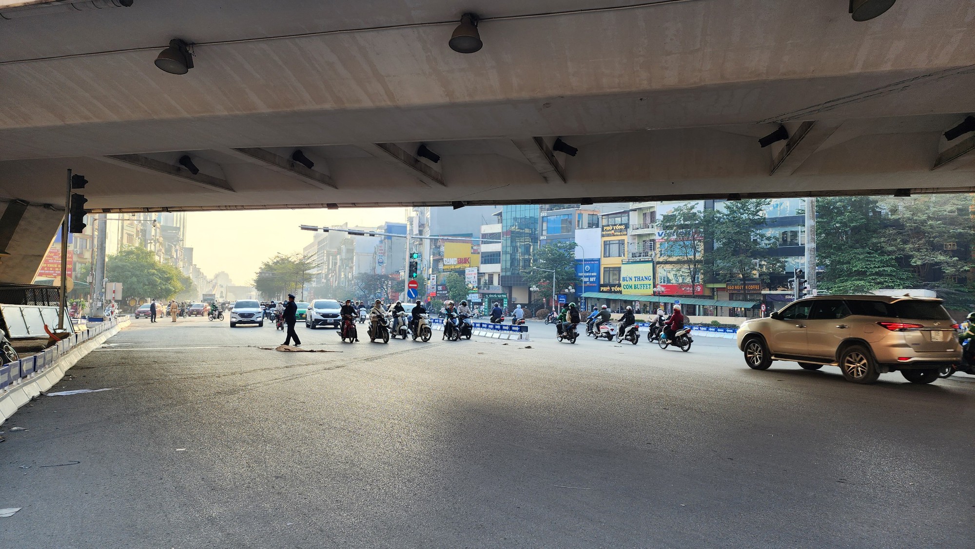 Ng&agrave;y thứ 2 th&iacute; điểm ph&acirc;n l&agrave;n Ng&atilde; Tư Sở: Người d&acirc;n phấn khởi v&igrave; hết cảnh &ugrave;n tắc - Ảnh 2.